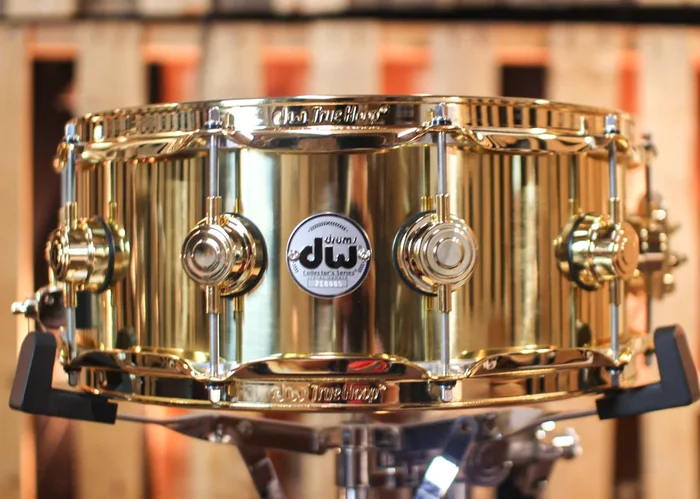 DW 5.5×14 Collector’s Bell Brass Snare Drum w/ Gold Hardware – DRVN5514SPG