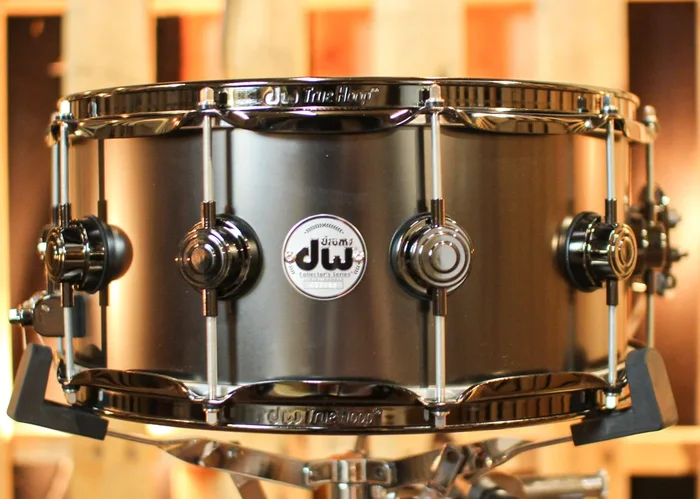 DW 6.5×14 Collector’s Satin Black over Brass w/ Black Nickel Snare Drum – DRVD6514SVNBK