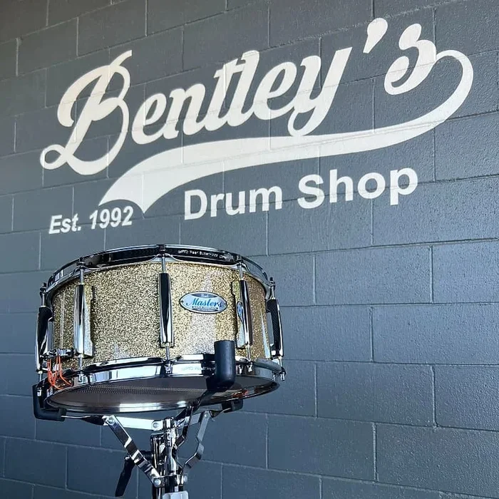 Pearl MCT1465S/C347 Masters Maple Complete 6.5×14 ” Snare Drum in Bombay Gold Sparkle Lacquer