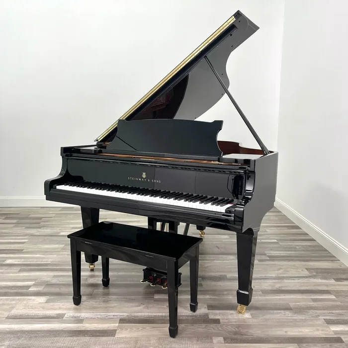 Steinway M (5’7”) in Polished Ebony #376763